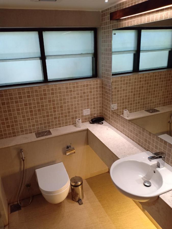 Whispering Waters Hotel Malayāttūr Eksteriør billede