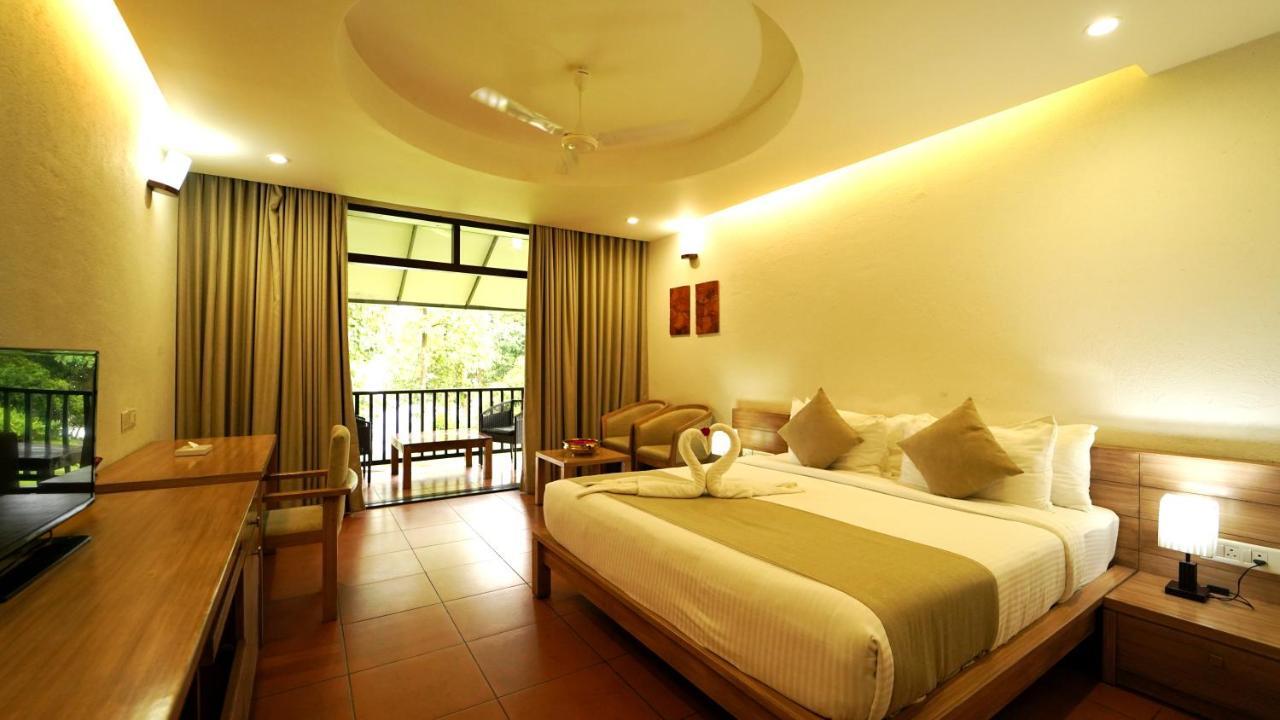 Whispering Waters Hotel Malayāttūr Eksteriør billede